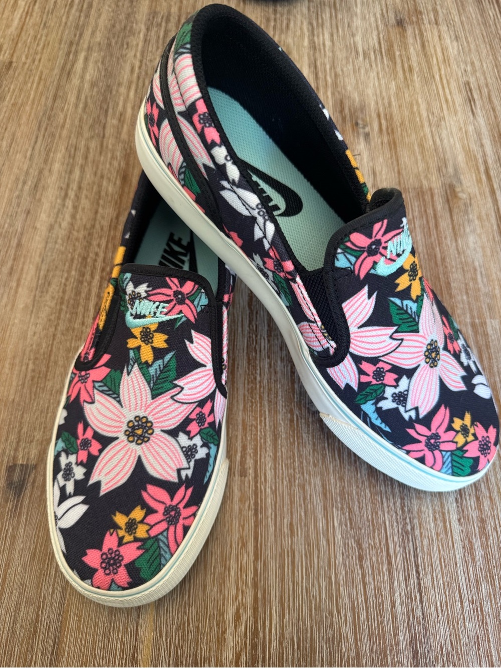 NWOB Nike floral slides, US size 8.5 - Picture 3 of 7